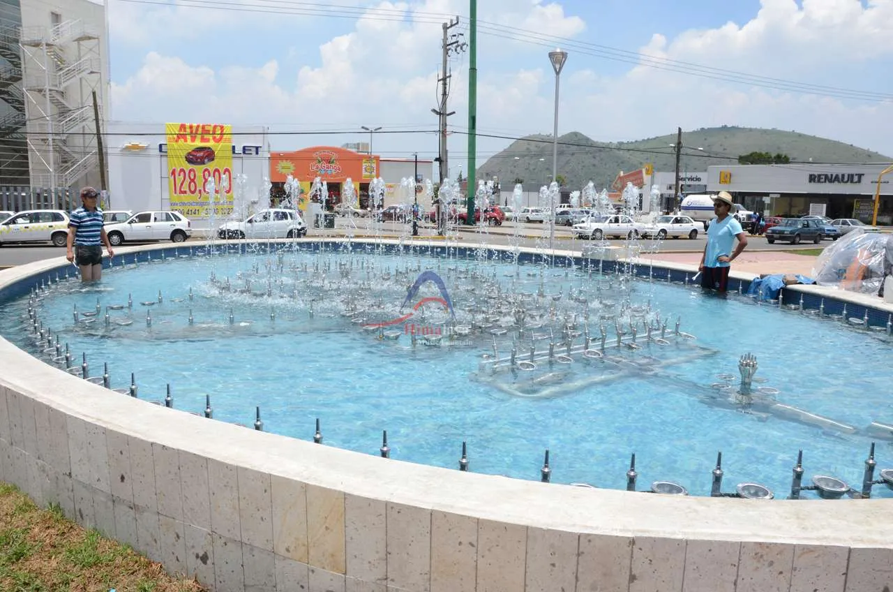 Pool dancing fountain